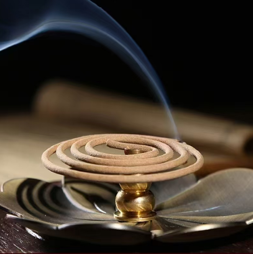 The aroma of Hainan agarwood is natural, sweet and mellow, with a hint of floral fragrance and a long aftertaste. It is made of carefully selected natural incense materials without any chemical additives and is cost-effective.