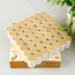 Carefully selected high-quality wormwood aged for five years, carefully made. The heat during moxibustion is mild, can penetrate into the meridians, effectively remove dampness and cold, warm the blood, help you relieve physical discomfort and rejuvenate. Specifications: 18x27mm/piece, 49 pieces/box