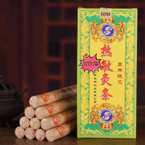 Originated from the world's authentic mugwort production area, Funiu Mountain, Nanyang, China. The moxa sticks are of high quality, with mild fire, good penetration, and fragrant smoke without choking. A must-have for home health care. Specifications: 1.8cm*20cm/stick, 10 sticks/box