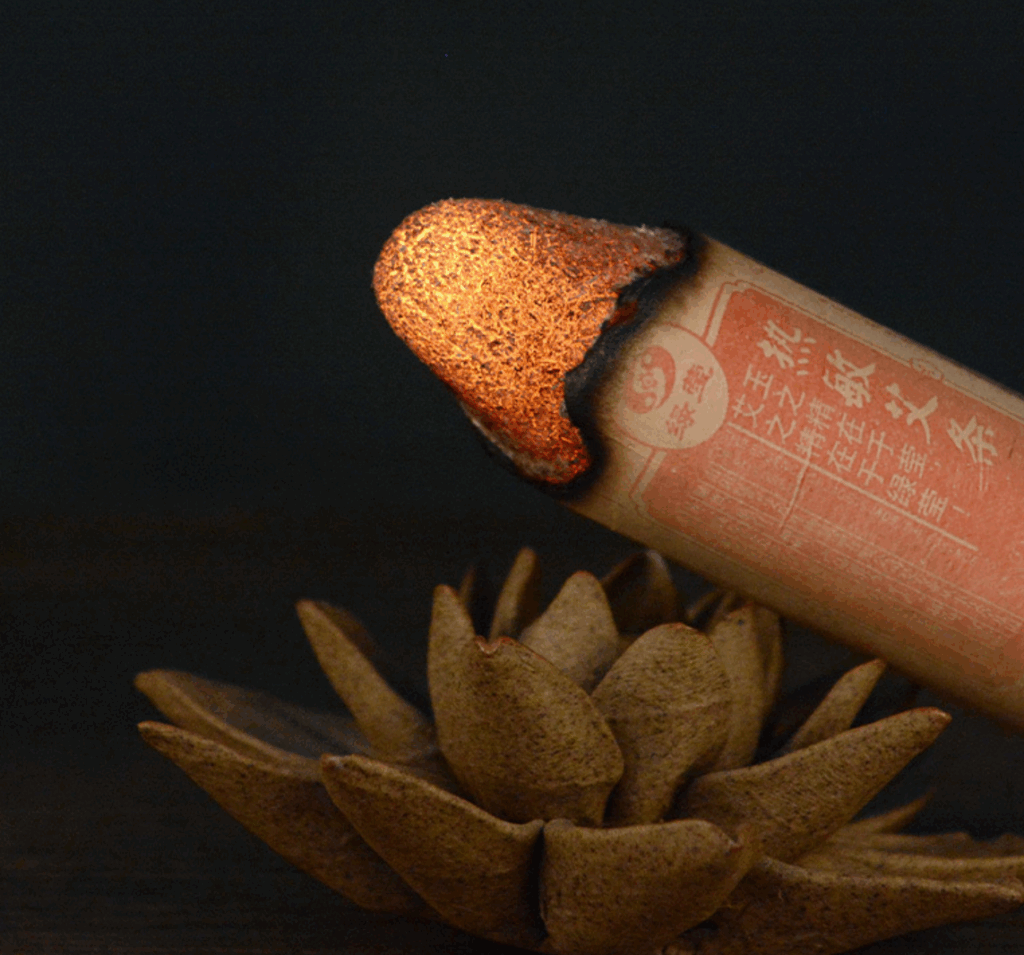 The Leihuo moxibustion（Thunder Fire Moxibustion） sticks are made of wormwood from Funiu Mountain in Nanyang, China, which has been aged for many years. They are ground with ancient stone mills and then rolled manually. They are of extremely high quality, with warm fire but not dryness, stronger penetration and moxibustion sensation, and better effects of warming the meridians and expelling cold.Specifications: 4cm diameter, 20cm long.