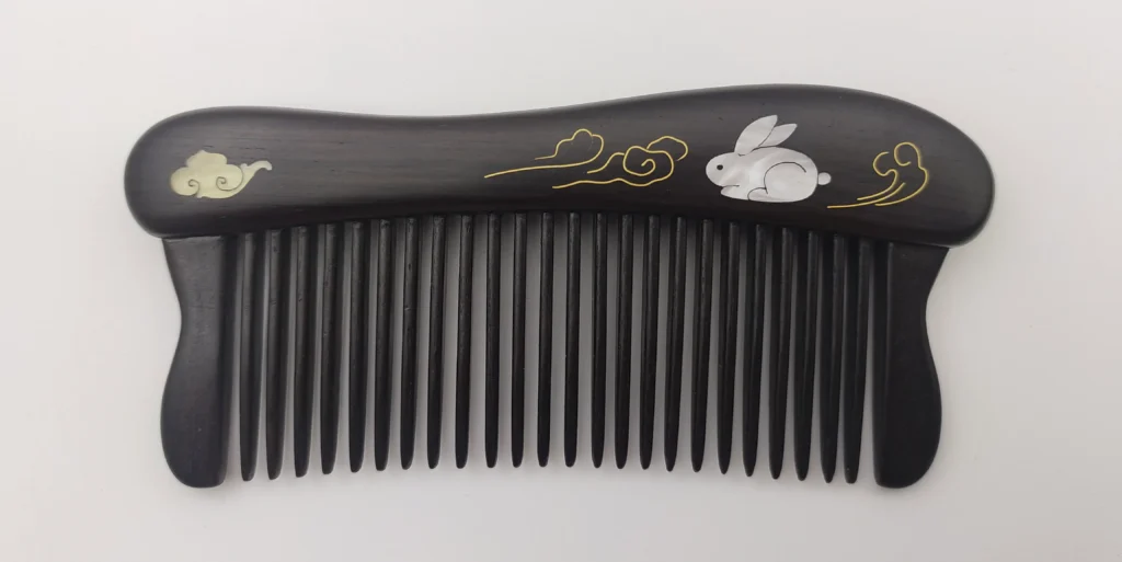 Regular combing can gently massage key acupoints, open meridians, boost blood circulation, and relieve fatigue, tension, and light dizziness. Over time, it may help improve sleep quality, clear the mind, and bring greater physical and mental ease.